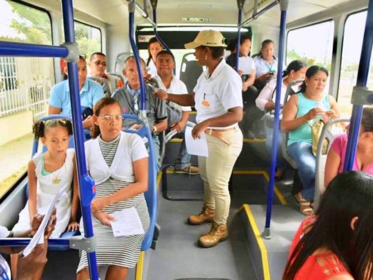 Sancionan dos venezolanos por vender dulces abordo de un bus de Transcaribe
