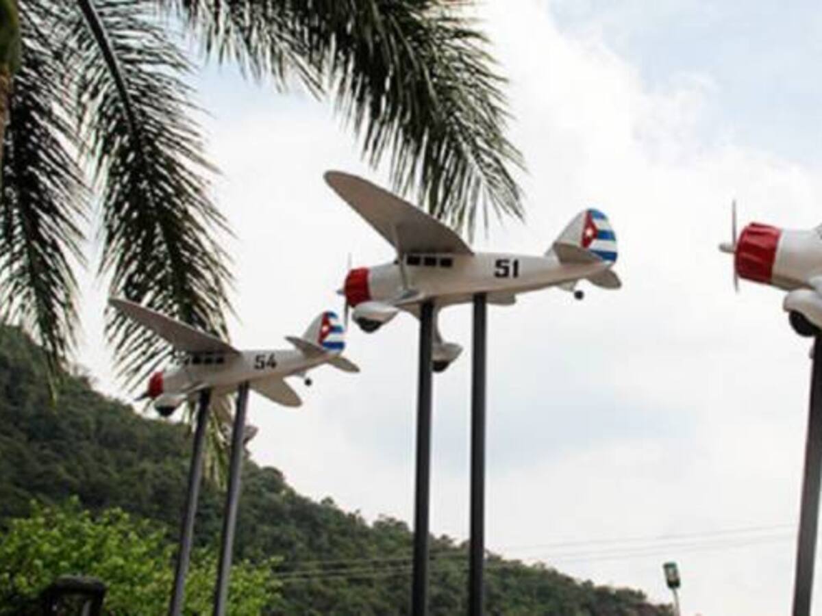 Dos muertos al estrellarse aeroplano en pista de Base Aérea