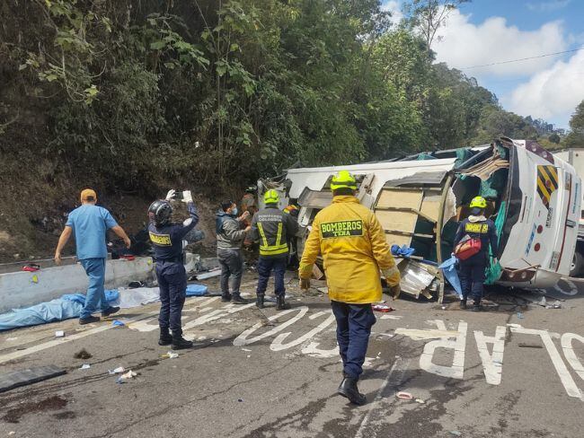 Accidente deja al menos 5 personas muertas y 23 heridas. Foto: Bomberos de Cundinamarca.