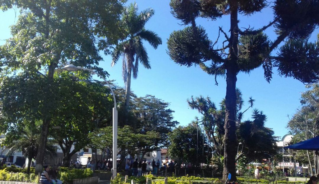 Días de cielo azul y sol en la ciudad de Armenia
