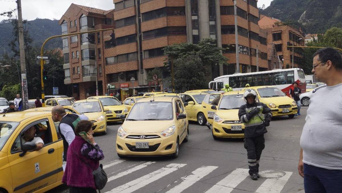 Cerca de 200 taxistas realizan esta protesta causando problemas de movilidad por la carrera séptima.