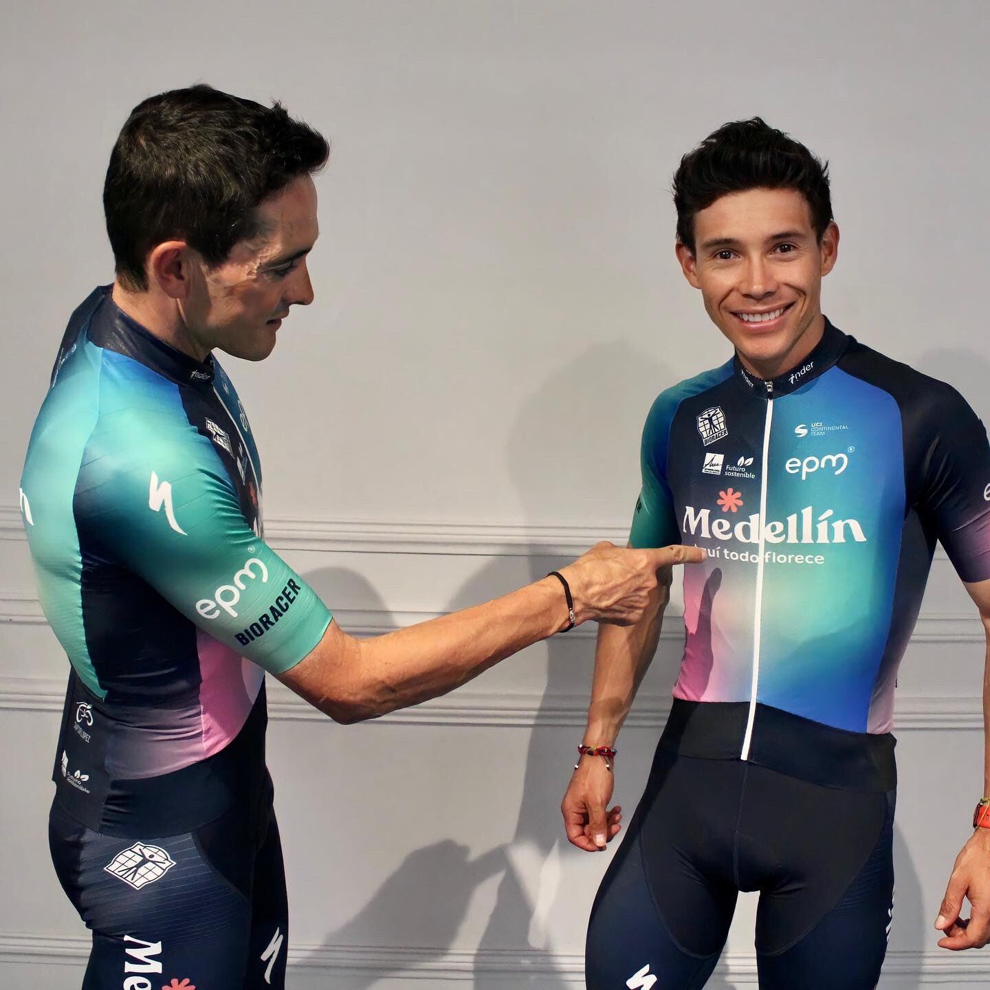 Miguel Ángel 'Supermán' López con la nueva equipación del Team Medellín / @team_medellin