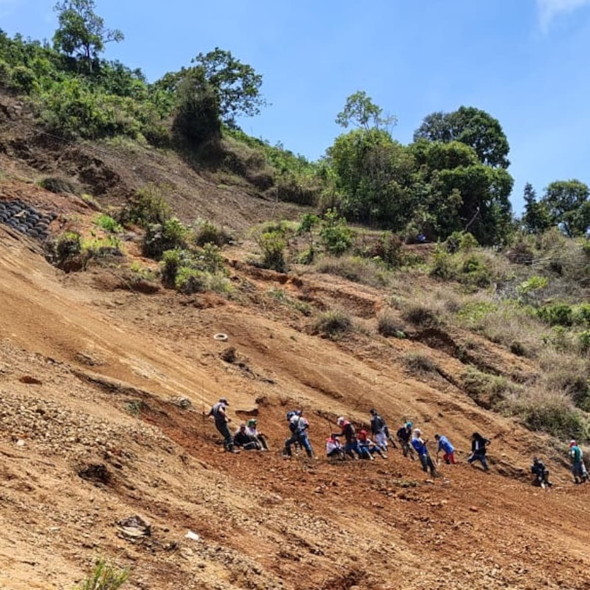 Un hombre quedó atrapado por un deslizamiento de tierra en zona rural de Ciudad Bolívar, Antioquia
