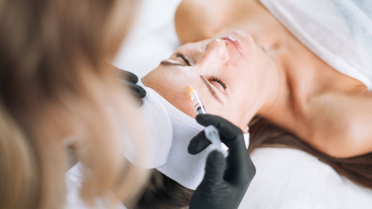 Instituciones para estudiar cosmetología en Medellín: ¿Cuánto tiempo dura el curso 2026?