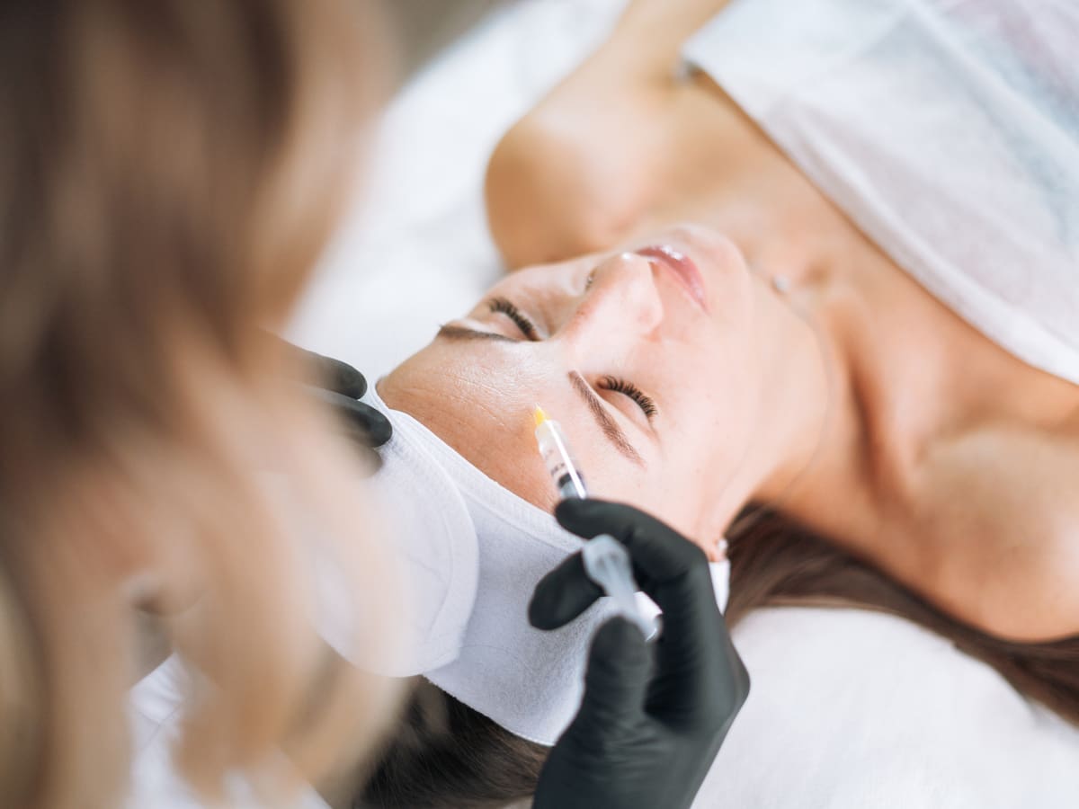 Instituciones para estudiar cosmetología en Medellín: ¿Cuánto tiempo dura el curso 2026?