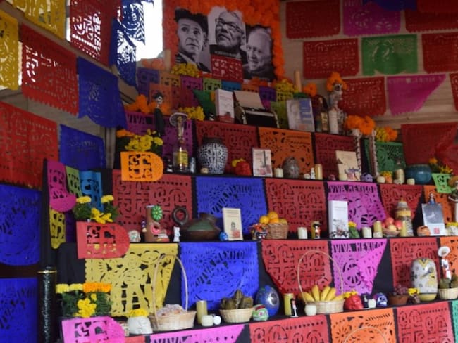 La tradición mexicana del “Día de Muertos” tiene un altar en Bogotá