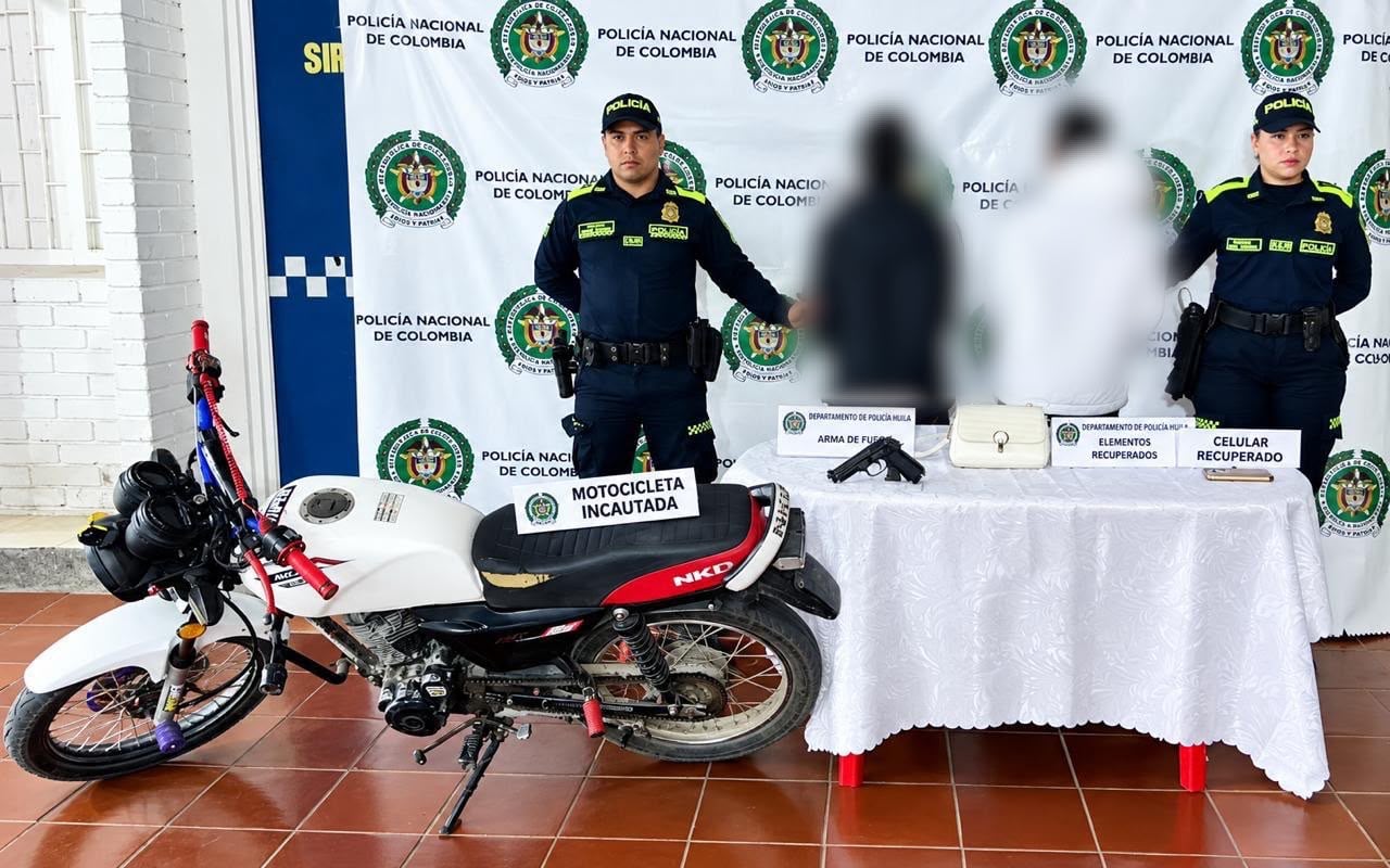 Aprehensión de dos adolescentes de 15 años, señalados de estar presuntamente involucrados en un hurto a mano armada. Foto Policía Huila
