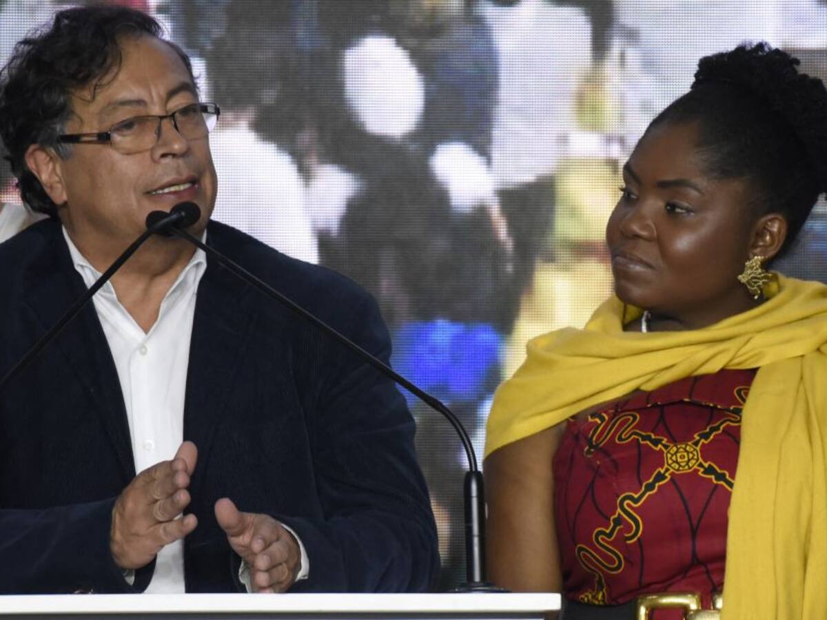 Petro busca cautivar voto feminista tras dichos machistas de su rival