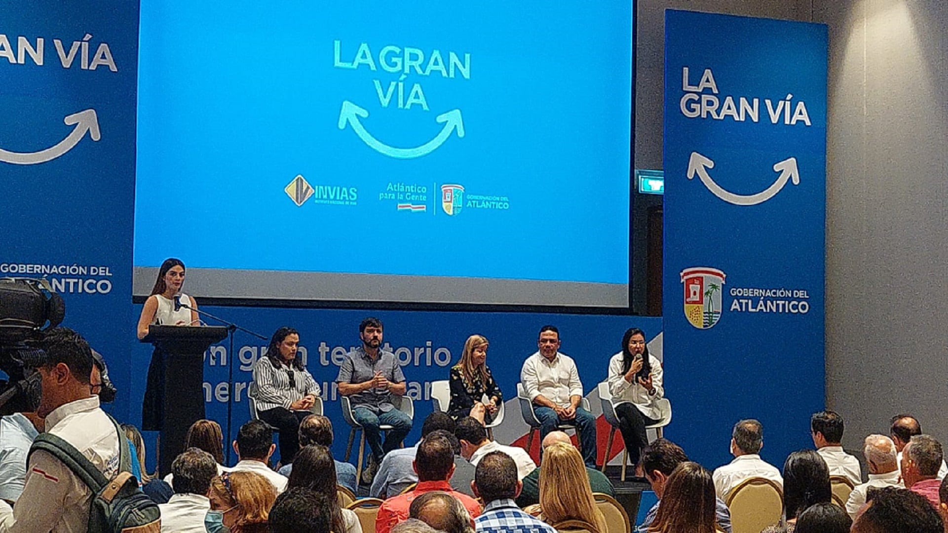 Autoridades del Atlántico en medio del anuncio del proyecto vial