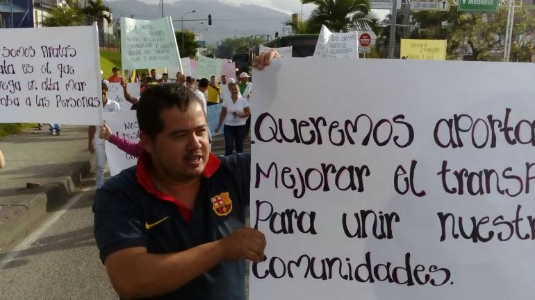 Llevan 40 minutos bloqueando el viaducto pues, aunque circulan, caminan muy lentamente.