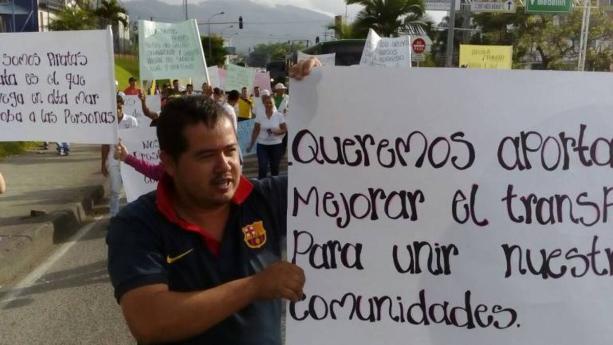 Transportadores informales bloquean vías de Pereira