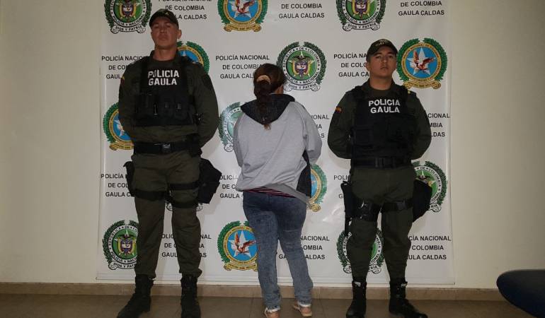 Mujer detenida por al Policía en Chinchiná, Caldas