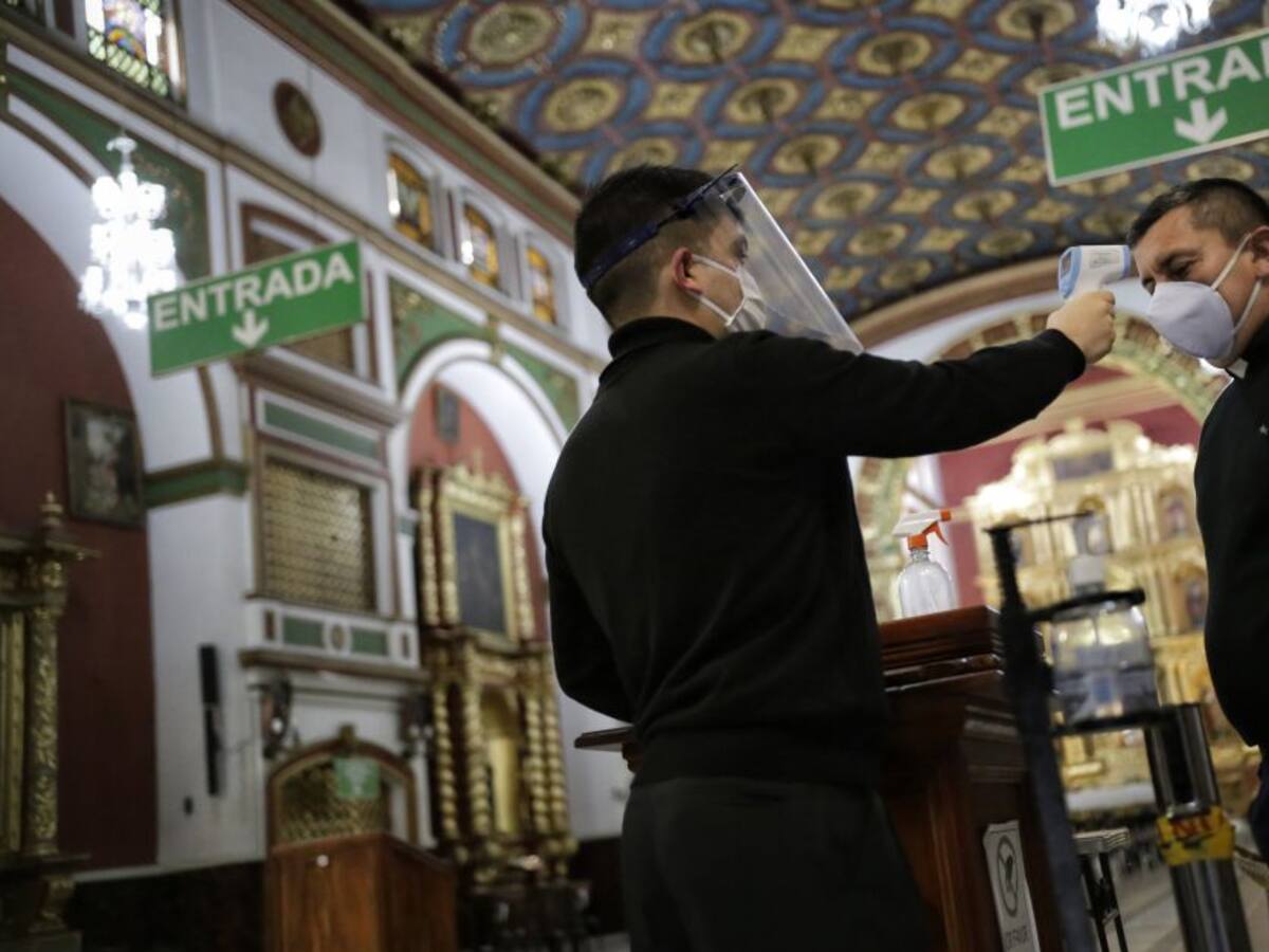 Hay más aglomeración en Transmilenio que en un templo: Iglesia Católica