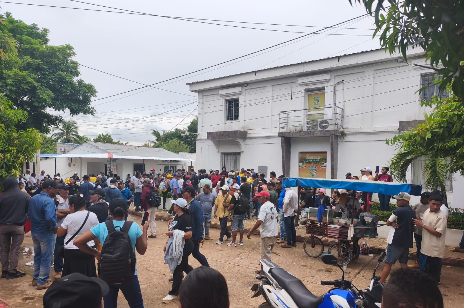 Protestas de habitantes Barranco de Loba, Altos del Rosario y Tiquisio, por la falta de energía eléctrica. // Cortesía
