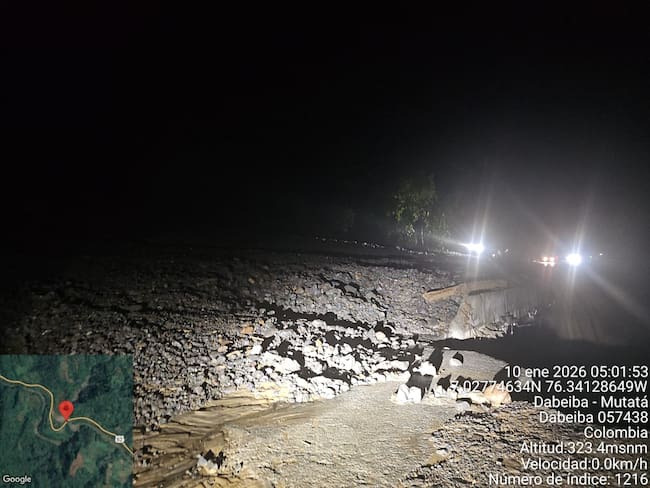 Vía cerrada entre Dabeiba y Mutatá por material arrasttrado por una quebrada- foto policía de Carreteras