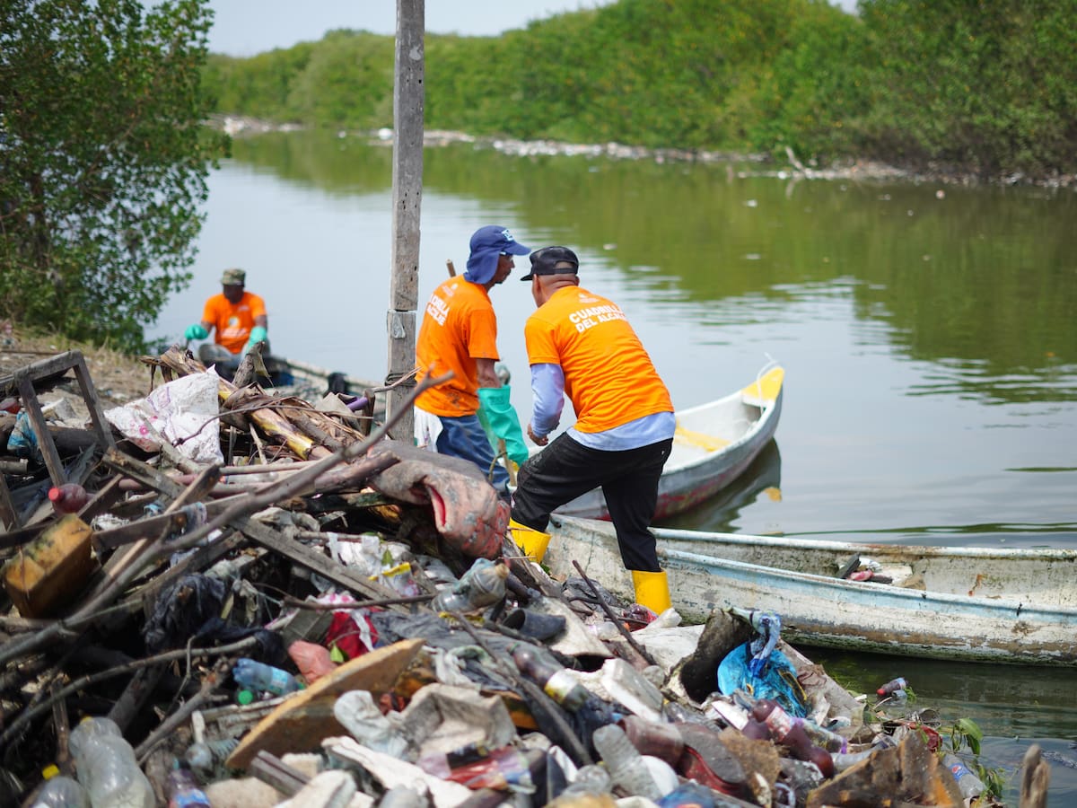 Distrito adelanta limpieza en canal Ricaurte del barrio Olaya Herrera