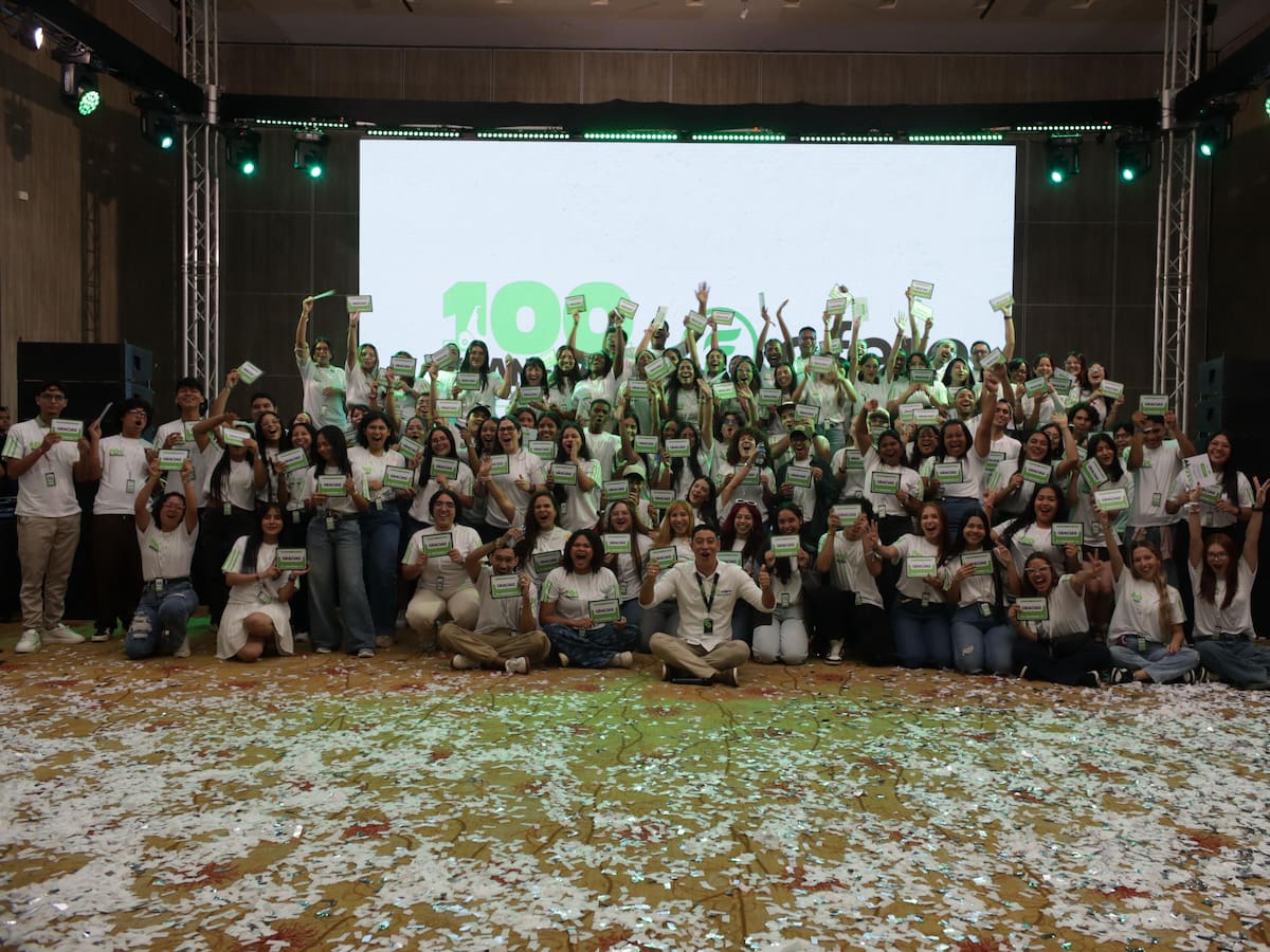 Ofero Colombia entrega vehículos eléctricos a 100 estudiantes universitarios del país