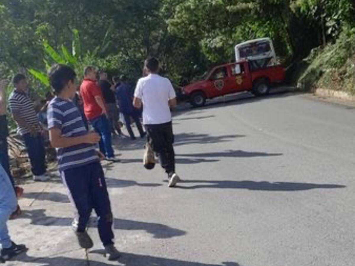 Un vehículo rodó por una ladera en la vía que comunica a Neira con Aranzazu