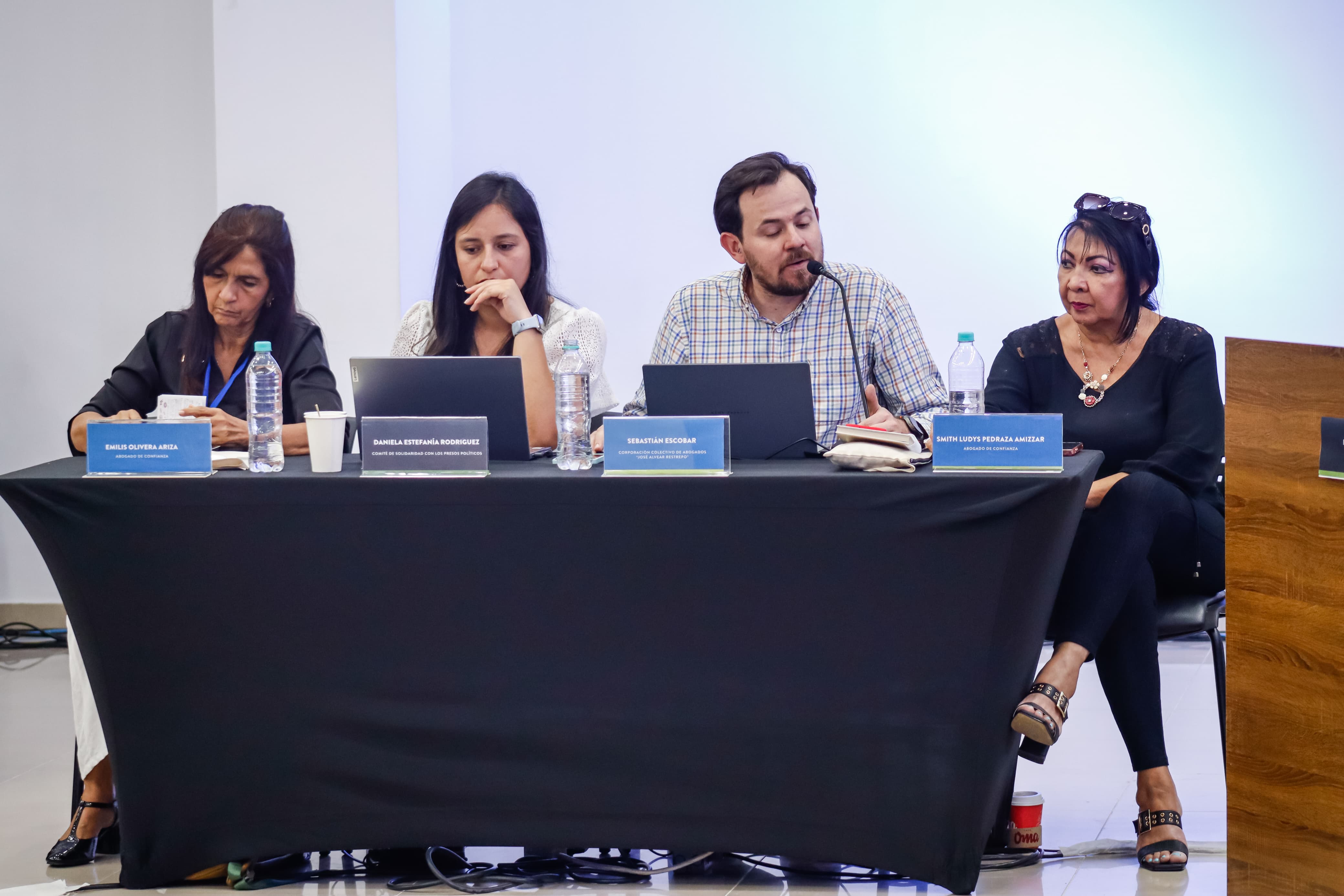 Abogados de víctimas en medio del juicio por falsos positivos contra el coronel (r) del Ejército, Publio Hernán Mejía. Foto cortesía JEP