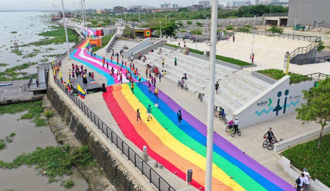 Bandera LGBTI en el Gran Malecón del Río