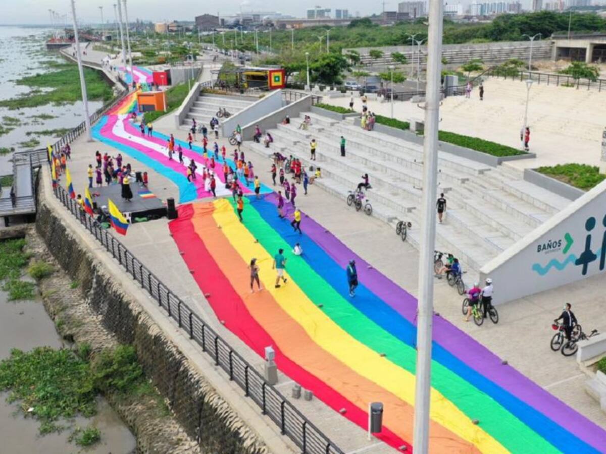 Bandera LGBTI más larga de Latinoamérica en el Malecón del Río