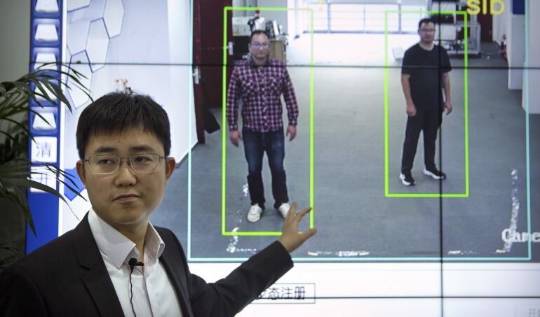 Huang Yongzhen, director general de Watrix, demuestra el uso del programa de su compañía de reconocimiento en la forma de andar, en las instalaciones de su compañía en Beijing.