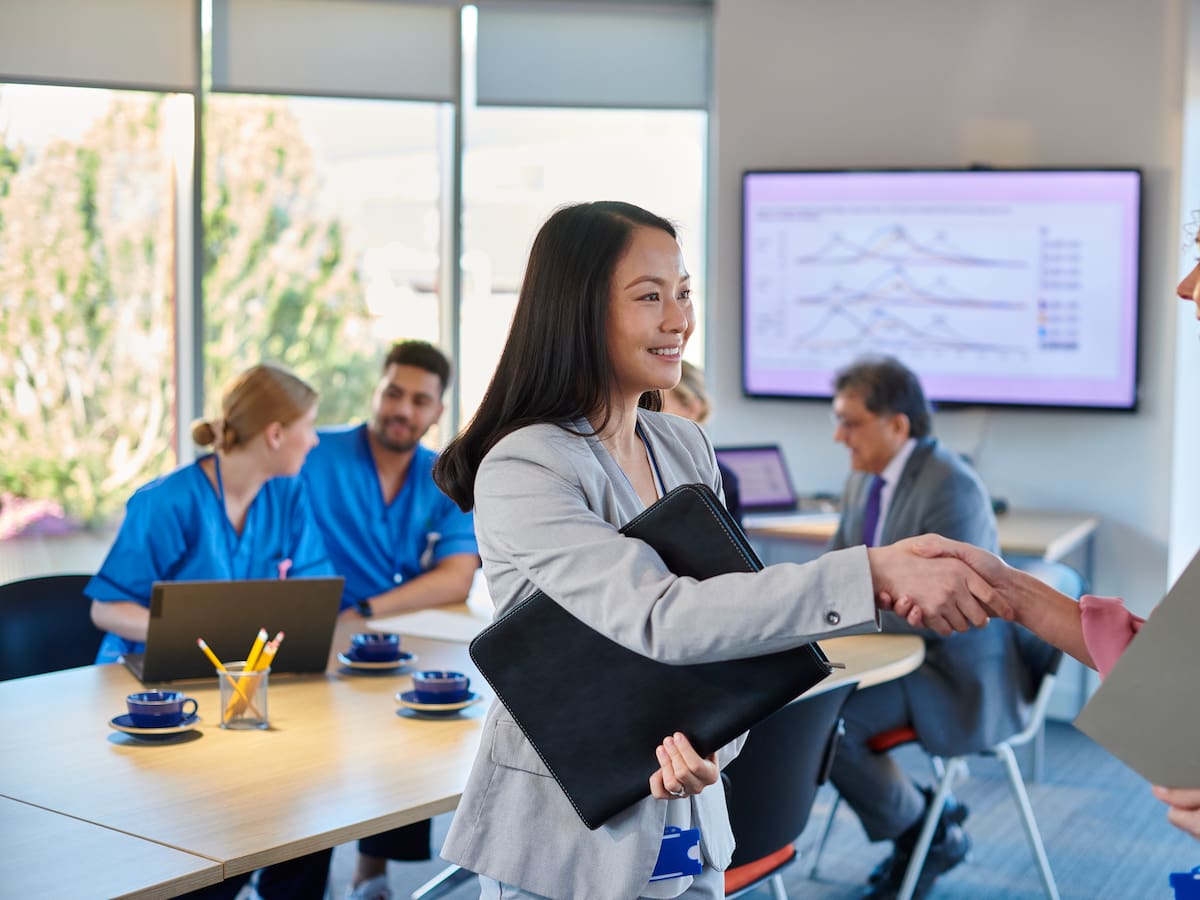 SENA lanzó 75 vacantes en Alemania en sector salud: estos son los perfiles requeridos