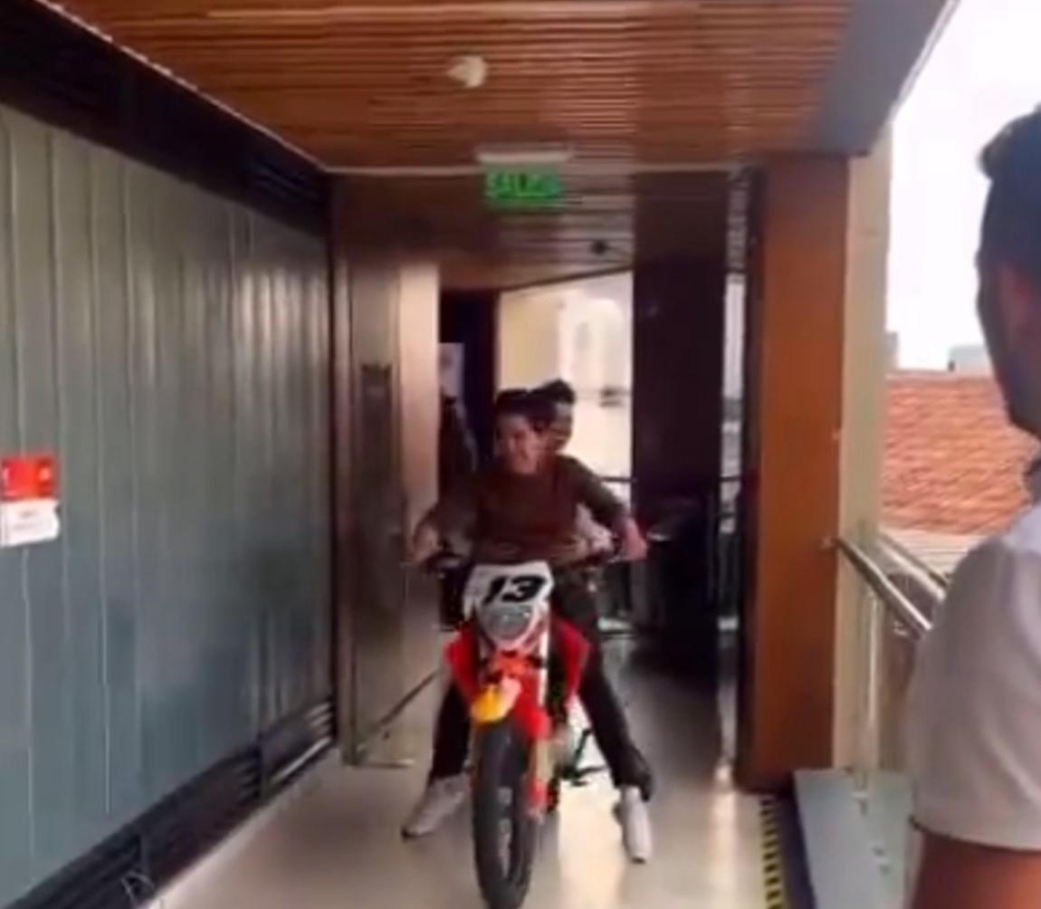 Captura de pantalla del momento en el que dos concejales de Bogotá montan en una moto dentro de las instalaciones del concejo.