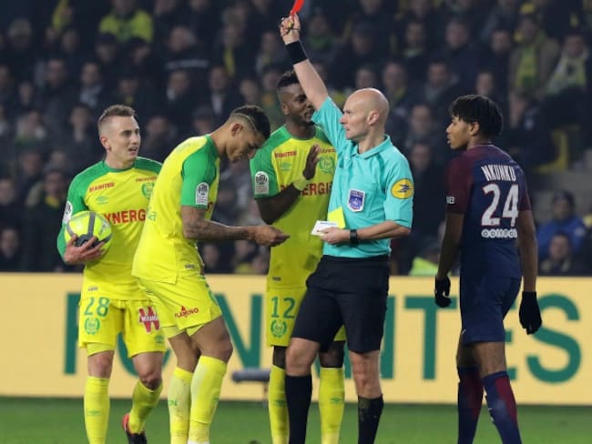 Locura en Francia: árbitro agredió a un jugador y luego lo expulsó