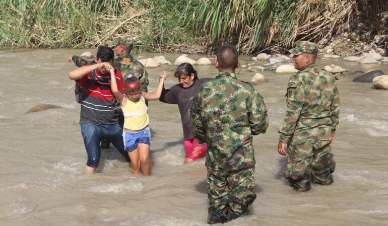Ejército entrega ayudas a colombianos deportados de Venezuela.