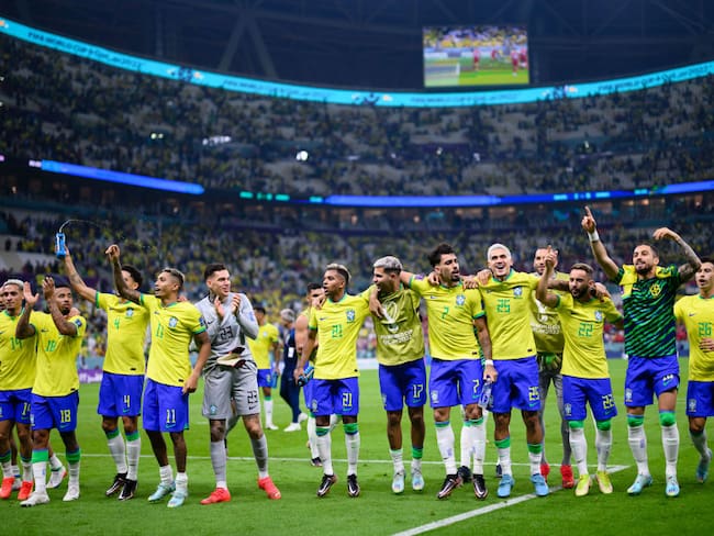 Brasil celebra el triunfo ante Serbia en su estreno mundialista (Photo by Markus Gilliar - GES Sportfoto/Getty Images)