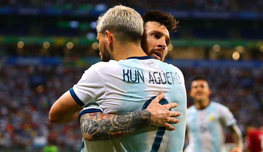 Lionel Messi y Sergio Agüero jugando para la Selección Argentina