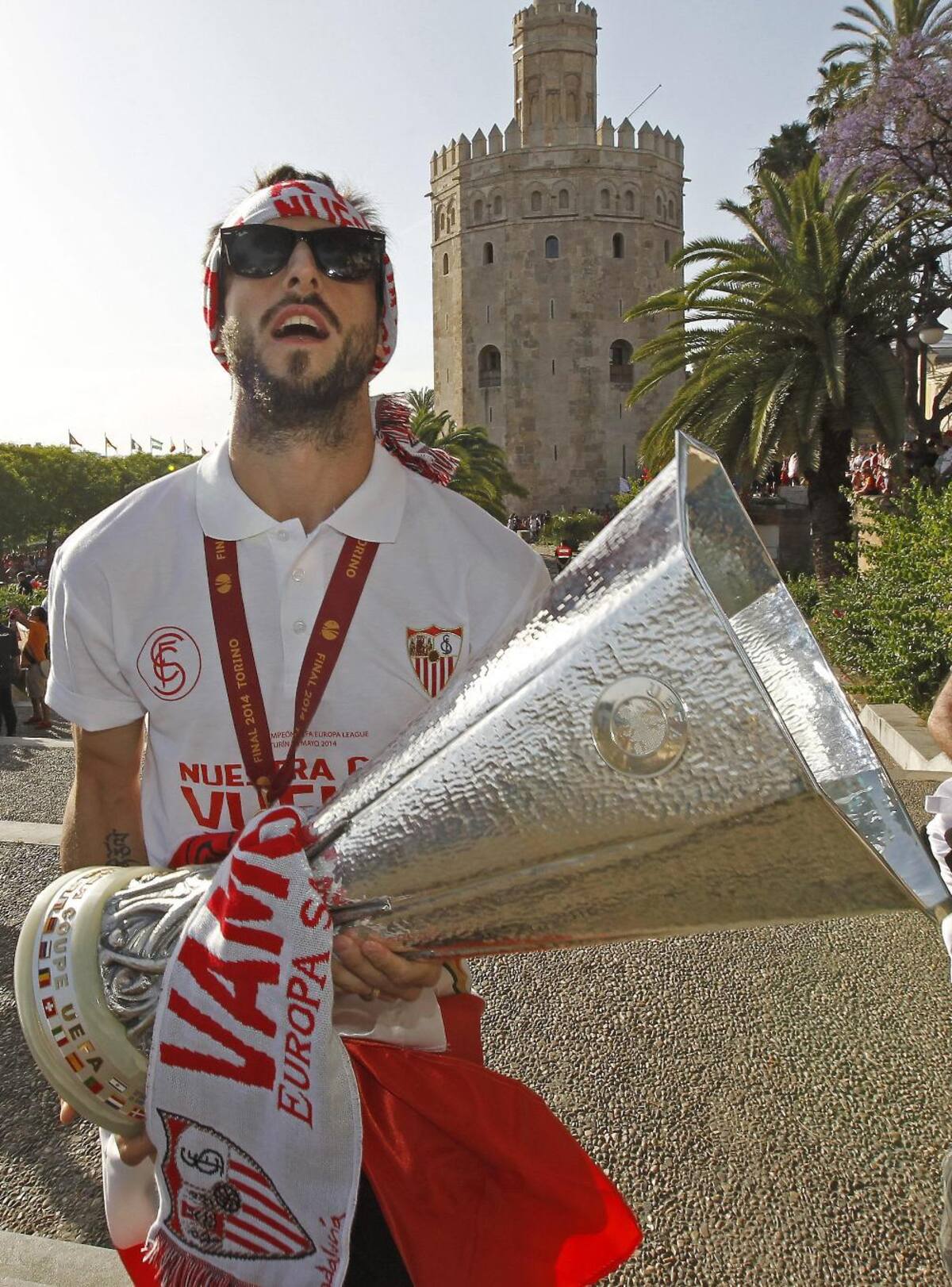 Sevilla, con el colombiano Carlos Bacca, que derrotó al Benfica y se coronó campeón de Europa por tercera vez, llegó a su ciudad y prendió la celebración con sus hinchas.