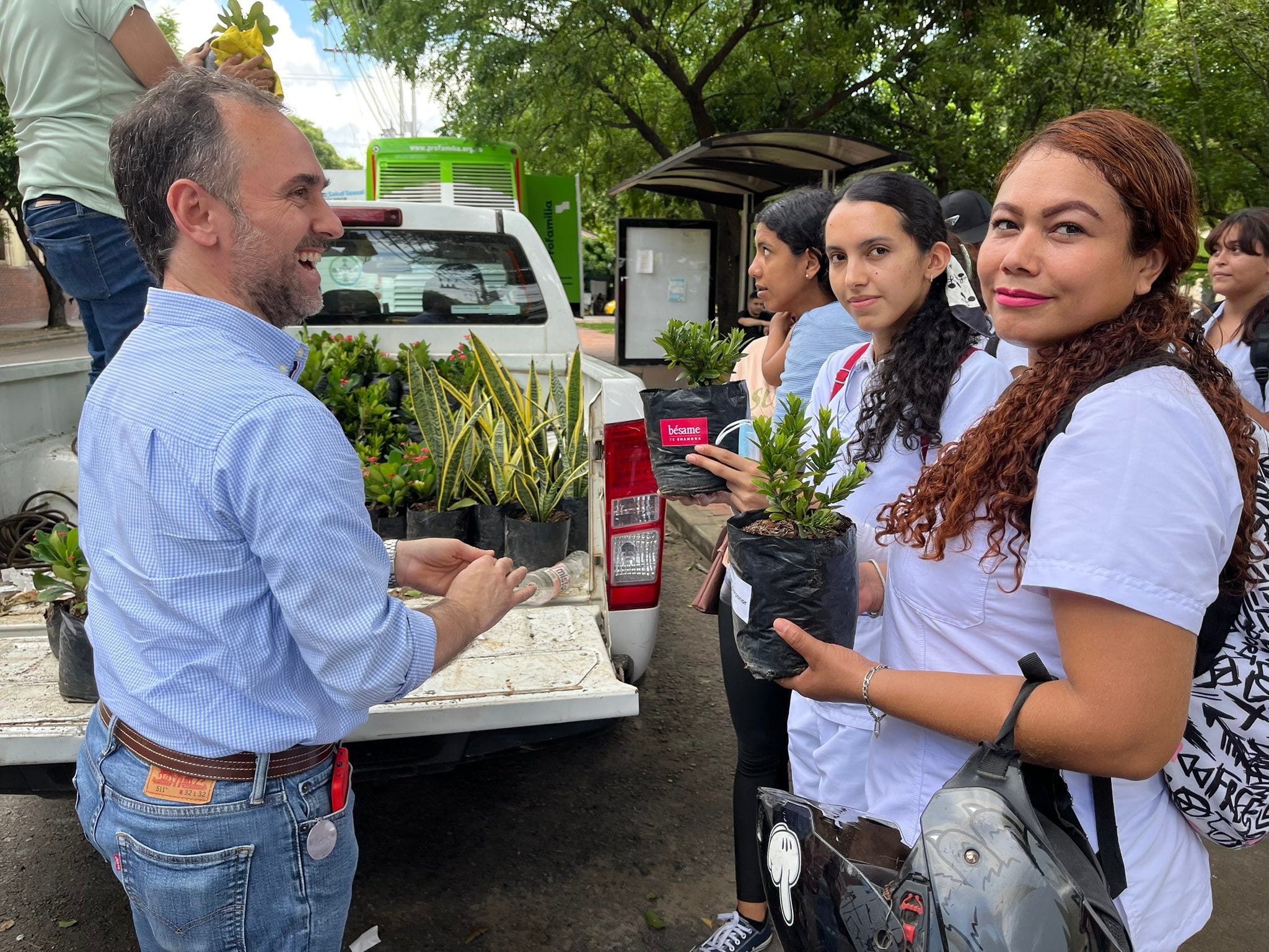 Caracol Radio vive el Día de la Tierra con la entrega de plantas a sus oyentes.