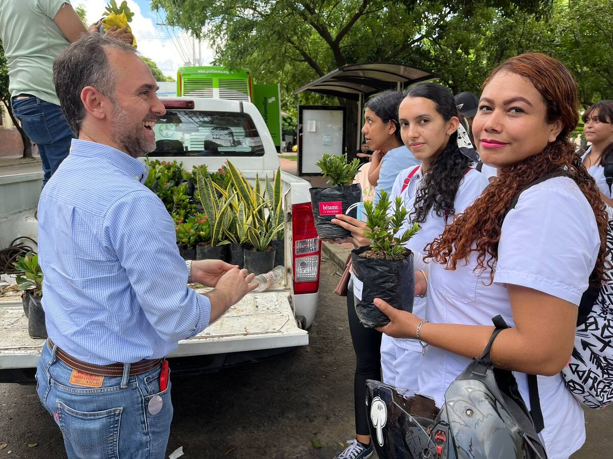 Caracol Radio vive el Día de la Tierra con la entrega de plantas a sus oyentes