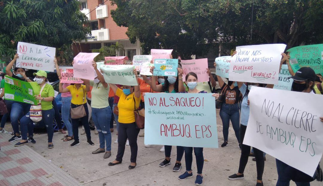 La protesta de los trabajadores de la EPS Barrios Unidos de Quibdó.