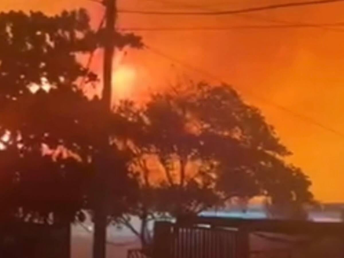 VIDEO: Voraz incendio consume restaurantes en Barranquilla; bomberos controlaron la emergencia