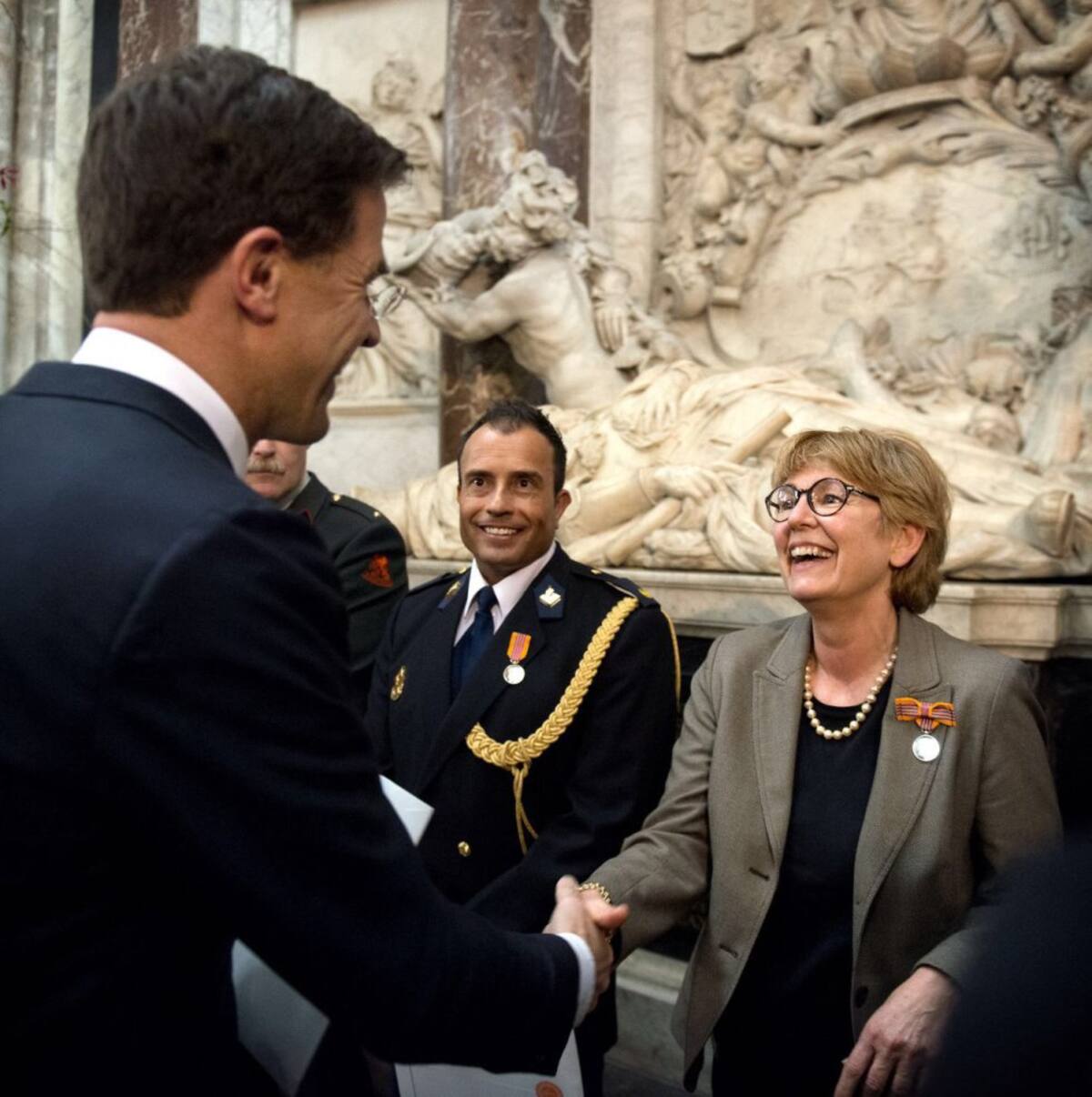Jhon Jairo (centro) recibiendo honores del rey de Holanda Willwem Alexander. 