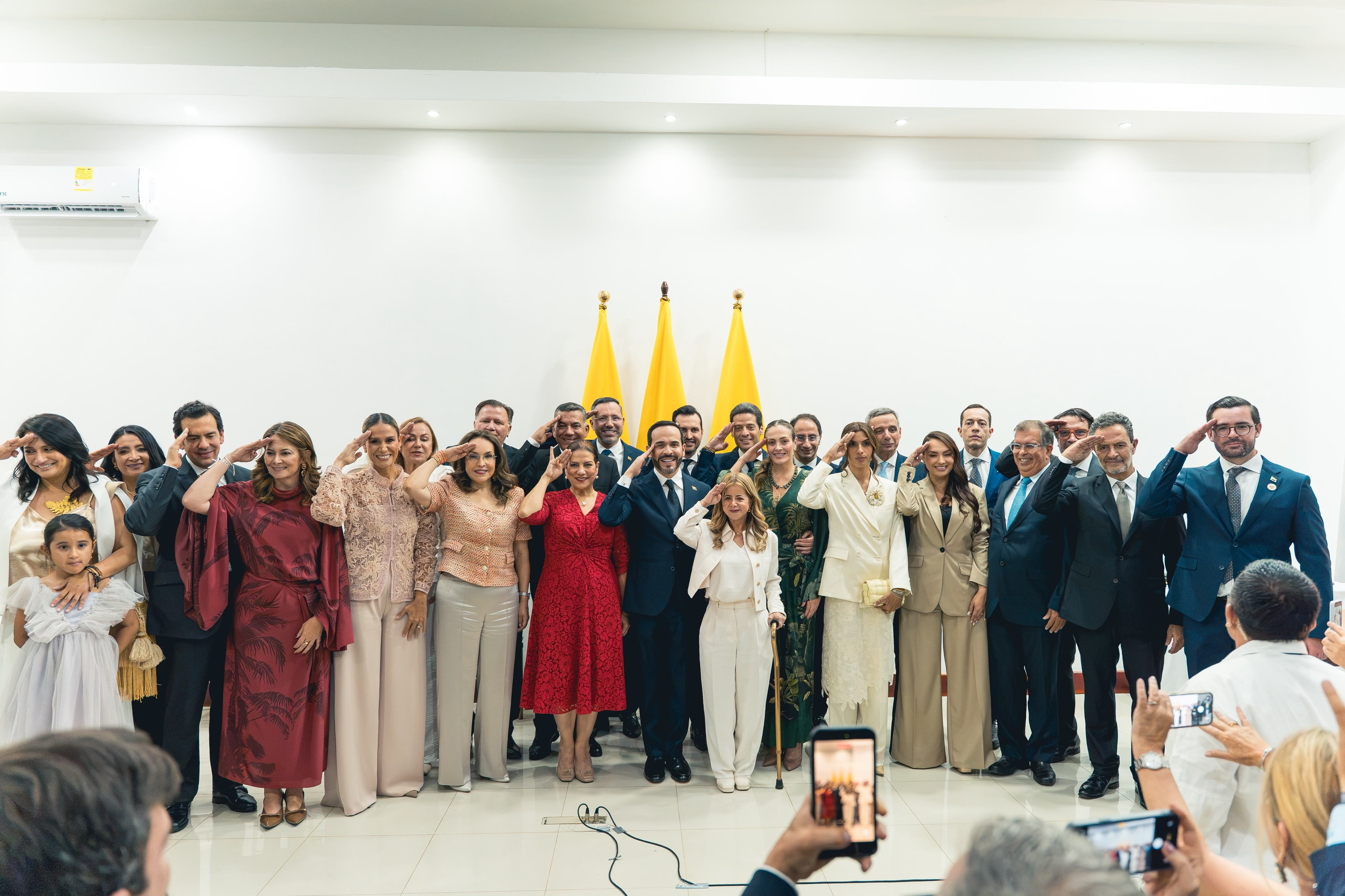 Gabinete del presidente Abelardo de la Espriella conformado por 9 mujeres y 9 hombres
