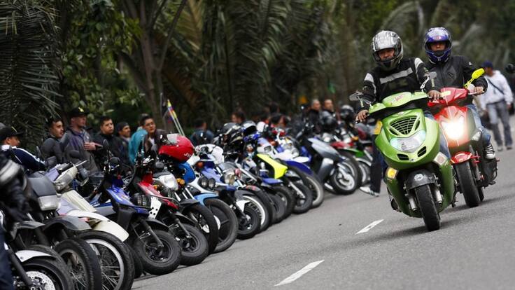 La moto es preferida por rápida y barata, sin importar sus riesgos