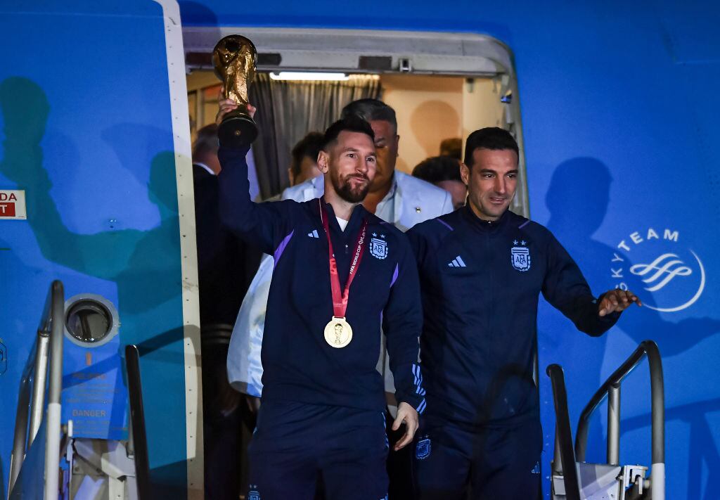 Lionel Messi y Lionel Scaloni en su llegada a Argentina (Photo by Marcelo Endelli/Getty Images)