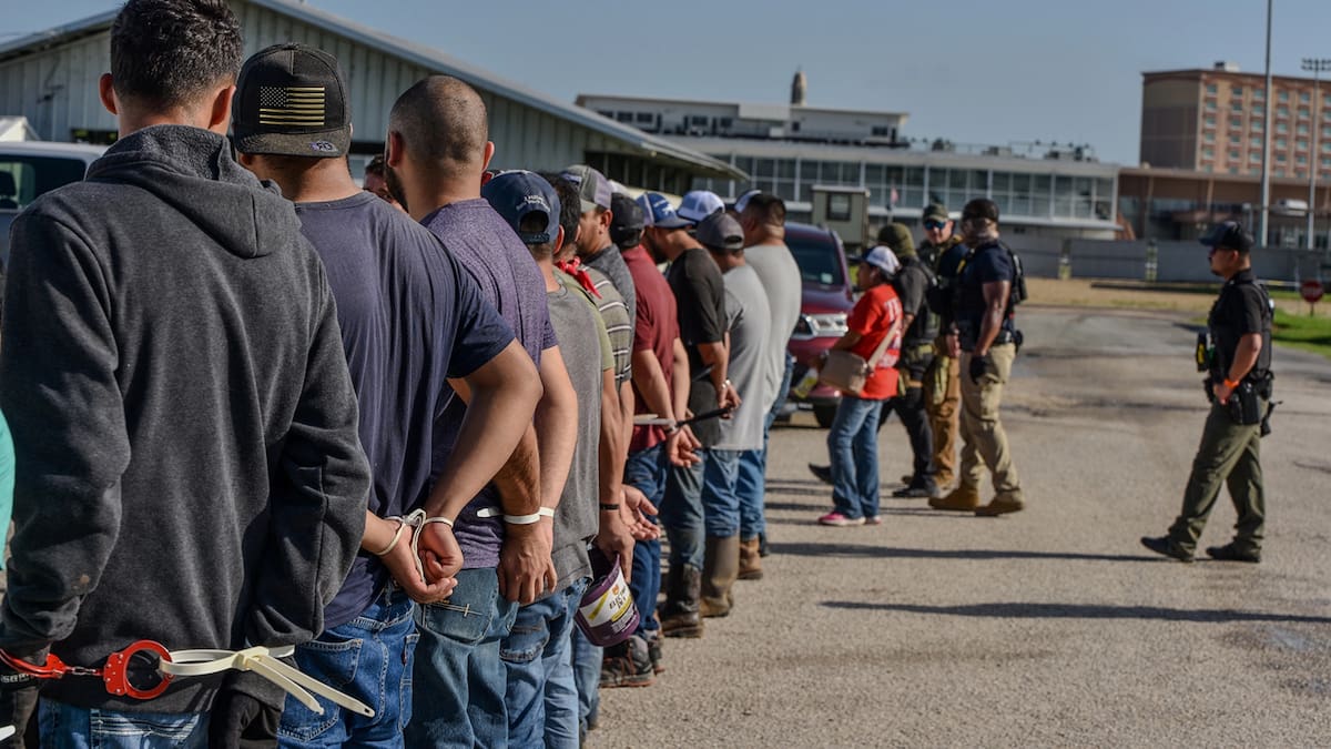 Bodegas para detener migrantes: la nueva estrategia de la administración Trump