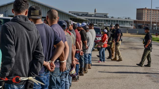 USA3379. LAKE CHARLES (ESTADOS UNIDOS), 18/06/2025.- Fotografía cedida por el Servicio de Control de Inmigración y Aduanas (ICE) donde aparecen inmigrantes indocumentados este martes, en el hipódromo Delta Downs, Luisiana (Estados Unidos). El ICE de Estados Unidos anunció este miércoles el arresto de 84 migrantes, incluyendo dos "criminales" mexicanos, en un operativo en un hipódromo en Luisiana como parte de las redadas en sitios de trabajo. EFE/ICE /SOLO USO EDITORIAL /NO VENTAS /SOLO DISPONIBLE PARA ILUSTRAR LA NOTICIA QUE ACOMPAÑA /CRÉDITO OBLIGATORIO