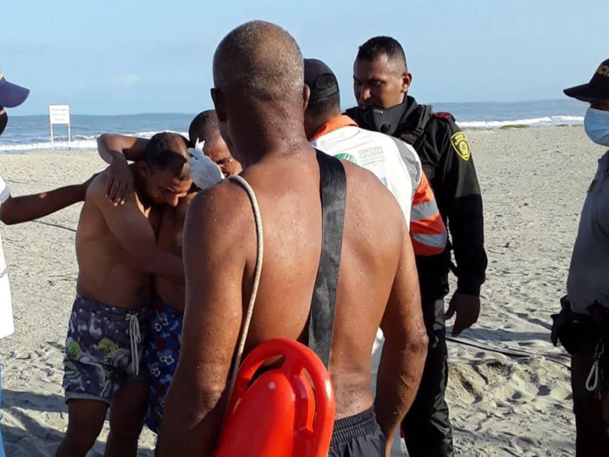 Rescatan a 3 bañistas en playa restringida en Cartagena