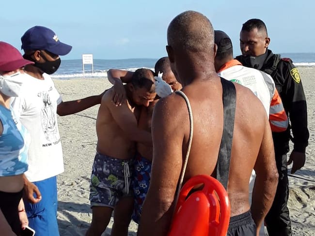 Rescate de bañistas en playa restringida en Cartagena