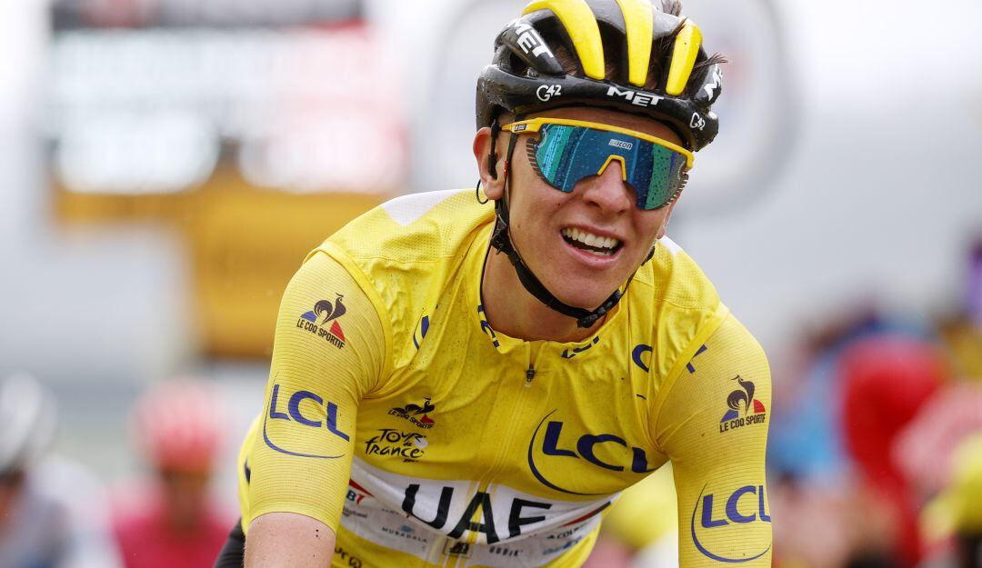 Tadej Pogacar conserva más de 5 minutos de ventaja en el primer puesto.