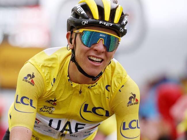 Tadej Pogacar conserva más de 5 minutos de ventaja en el primer puesto.