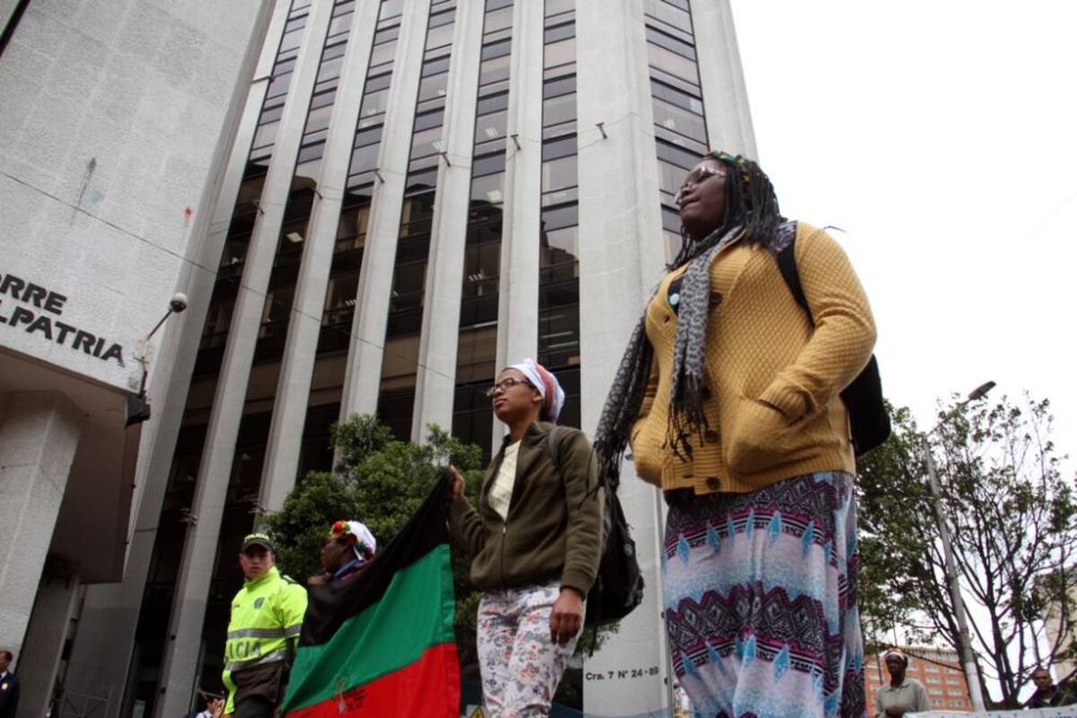 Recorrieron a pie desde el Cauca y llegaron a Bogotá exigiendo que pare la mineria ilegal porque contamina los rios y el habitad de su región.