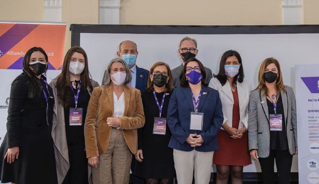 Firman acuerdo para promover la paridad de género en la política