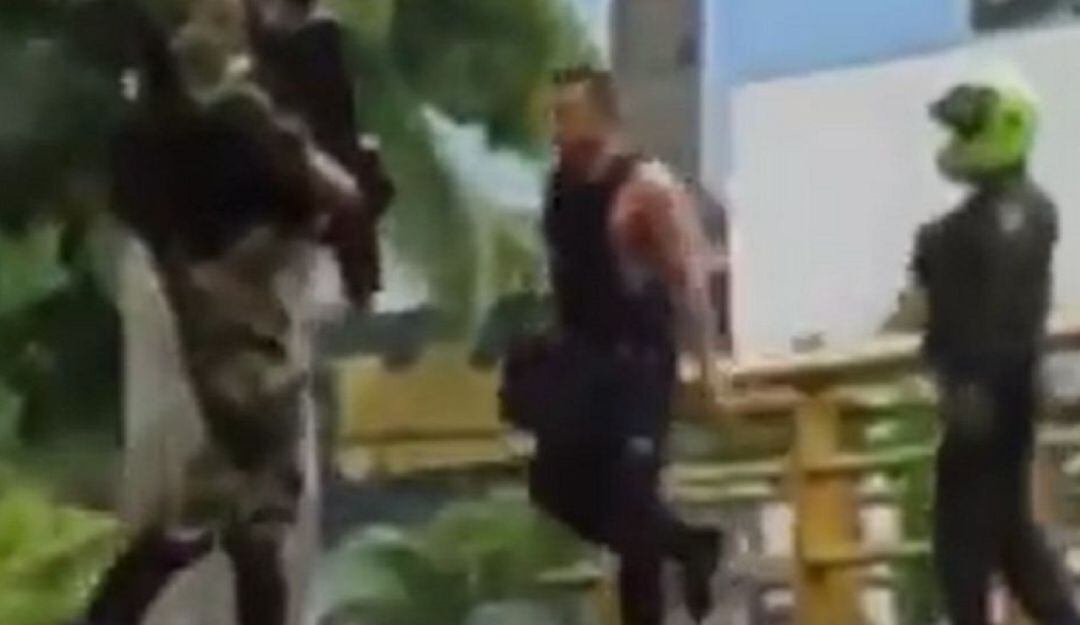 En varios videos se observa a ciudadanos haciendo uso de armas, al lado de policías.